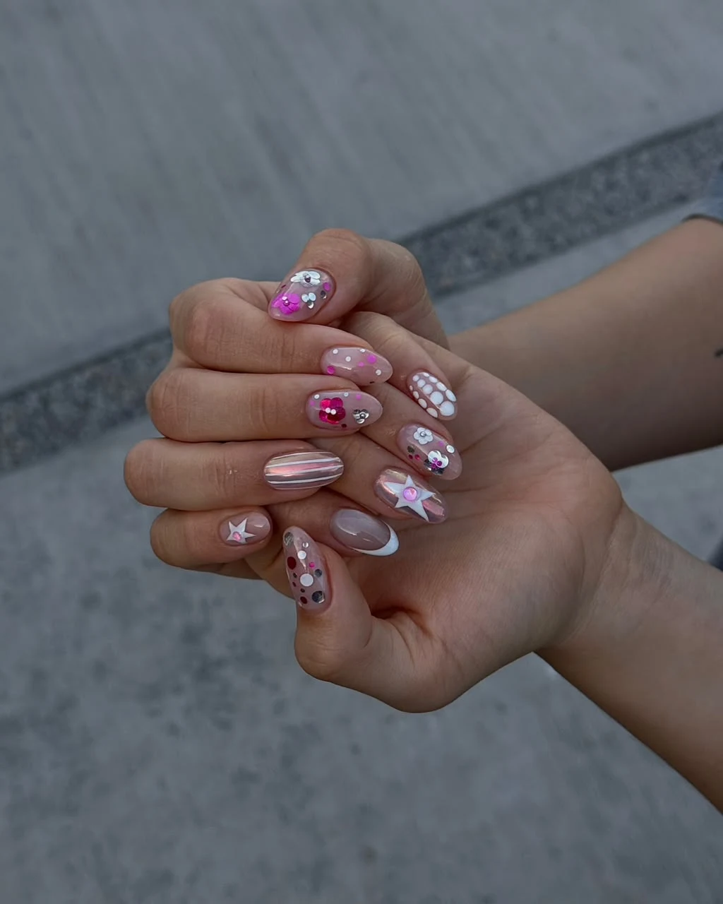 Manicura rosa con flores y transparencias.