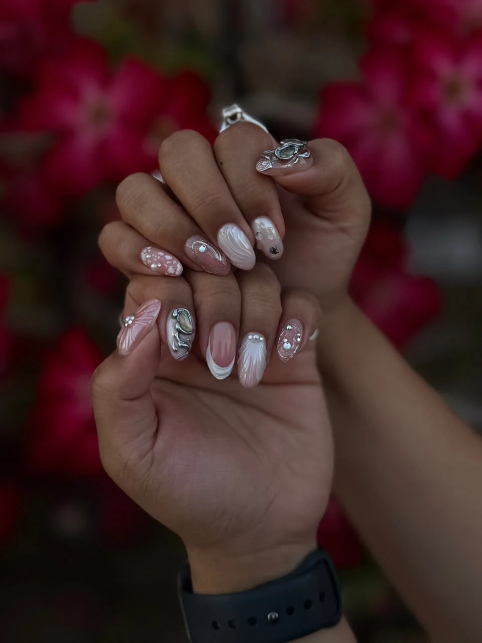 Manicura blanca con detalles metálicos.