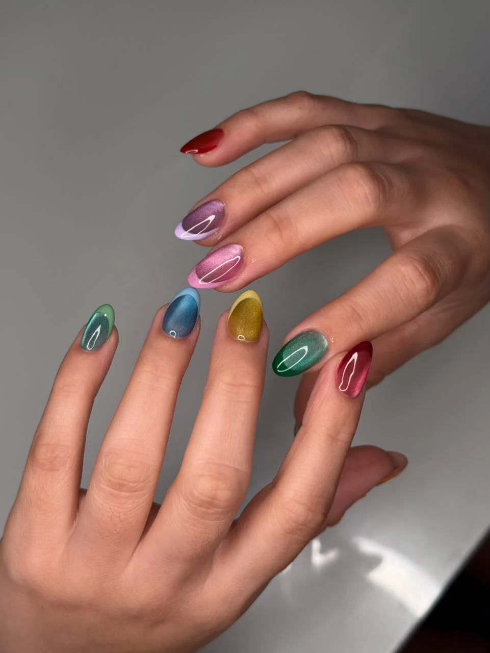 Manicura de colores con detalles metálicos.