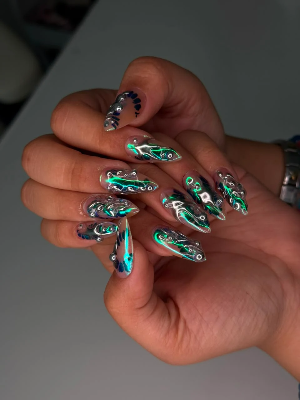 Extensiones acrygel cromadas con detalles verde neón.